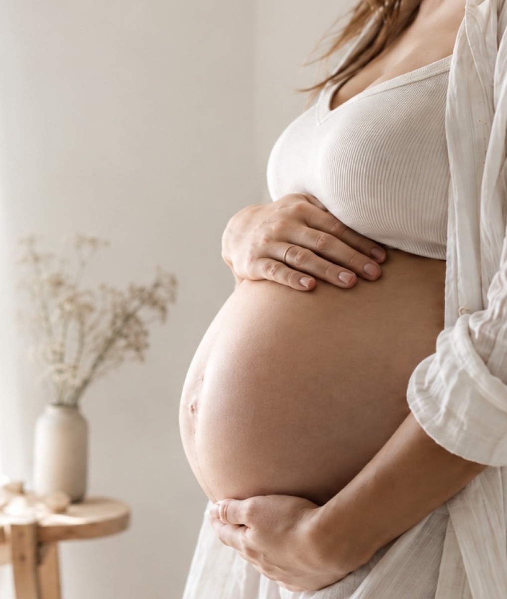 Femme enceinte, mains posées sur le ventre